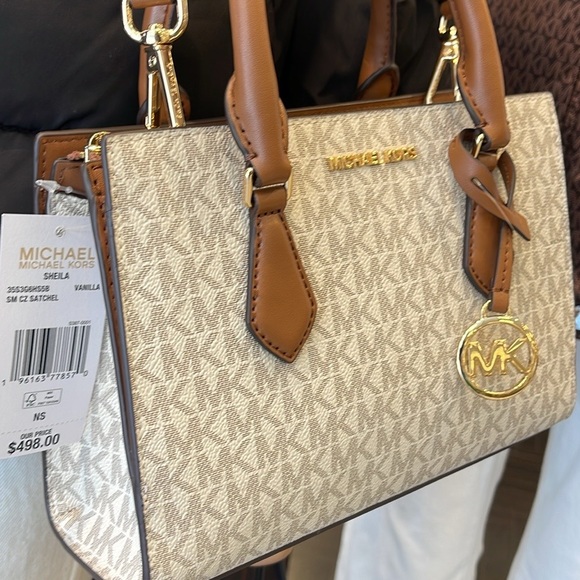 Michael Kors Small Sheila Satchel Crossbody
Vanilla 
NWT - Picture 10 of 16